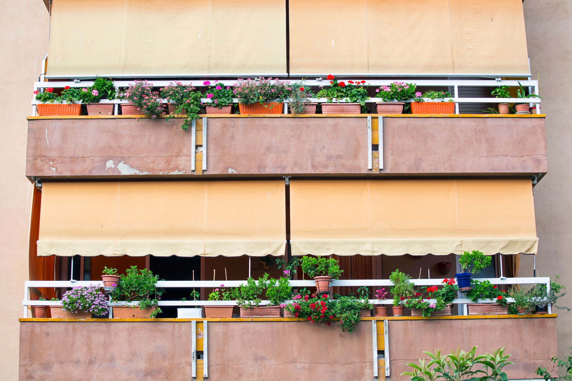 Poleti so tende za balkon idealne